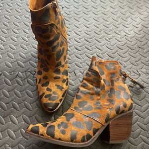 Matisse notched 2.5” heel bootie, leopard print, size 8.5.